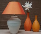 Lampa ceramiczna z pomarańczowym abażurem